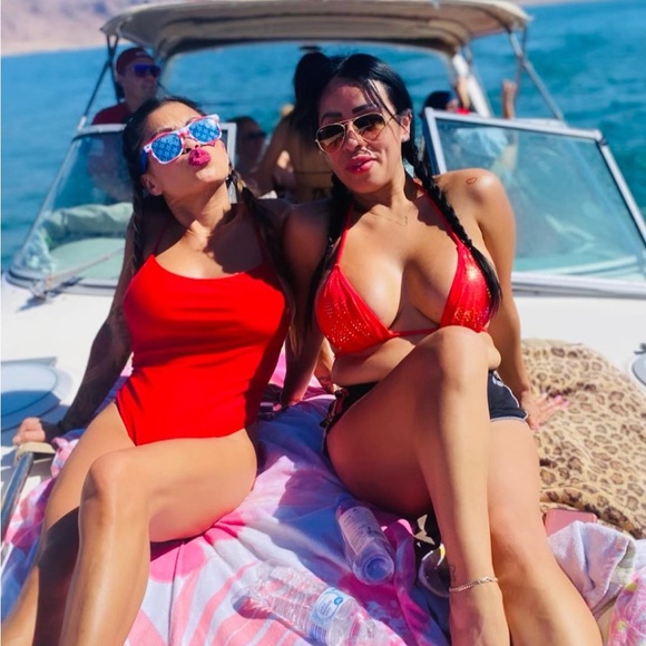 Hi there welcome to my closet feel free to bundle & save! 👠🛍️💋✨🧸🥂 - Picture 2 of 16